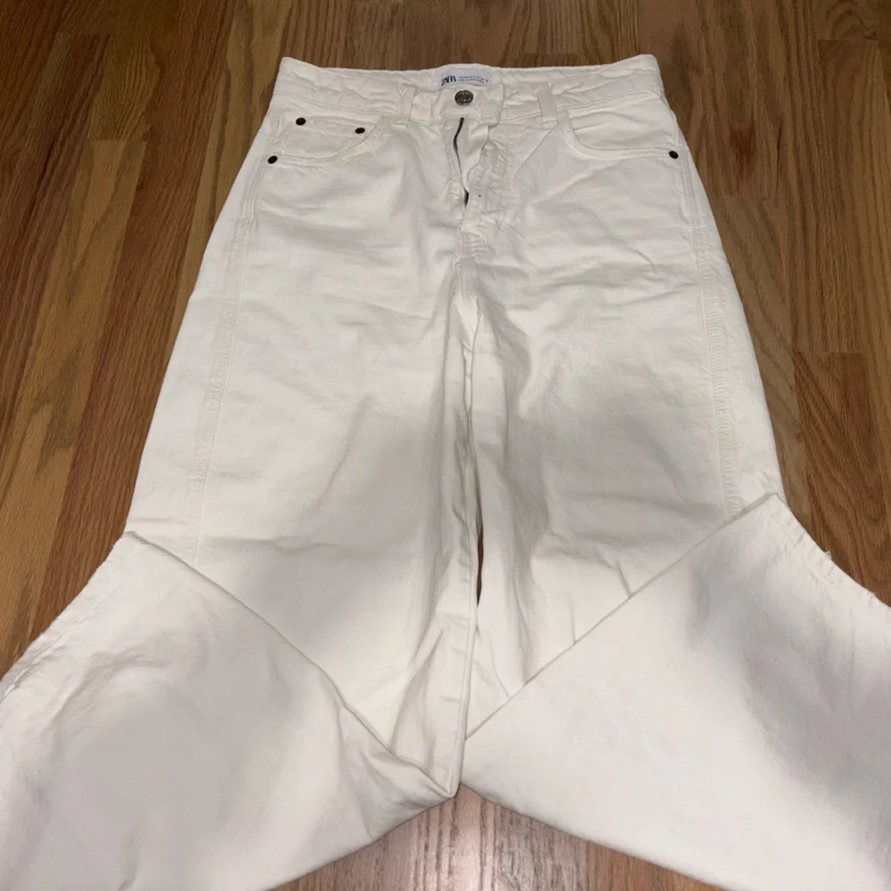 Zara Women's High Rise White Jeans - Picture 2 of 3